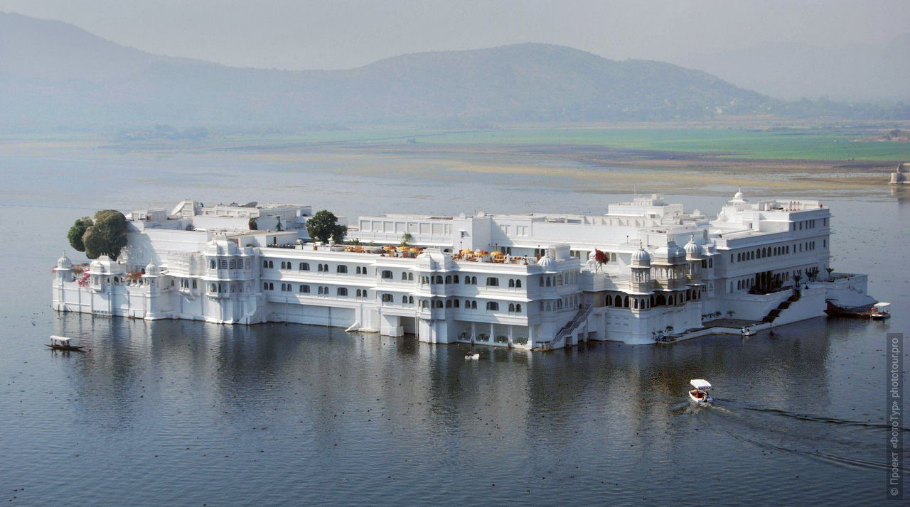Плавающие дворцы Удайпура на озере Пичола, Раджастан. Тур по Раджастану, Индия.