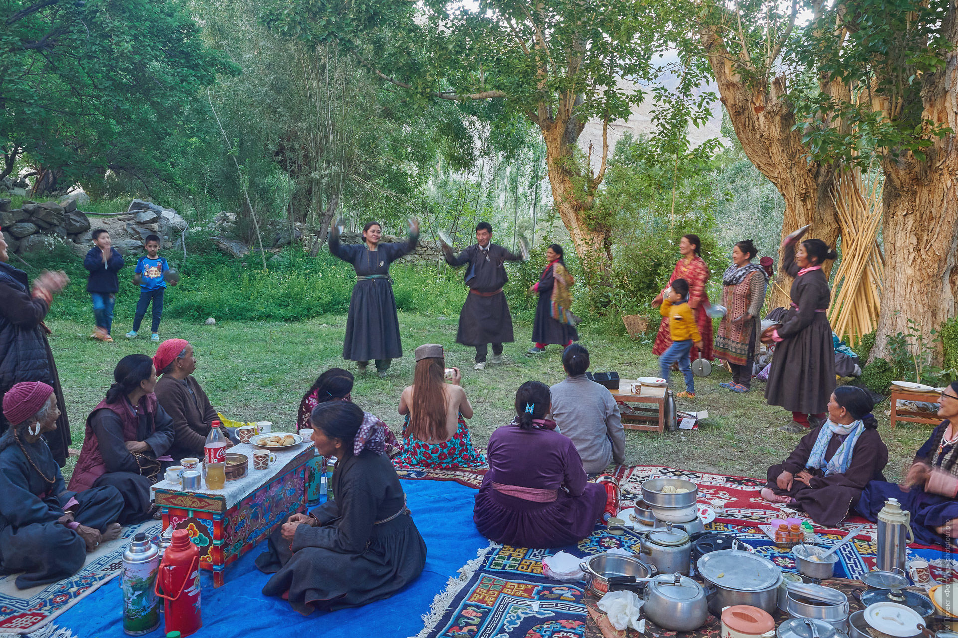 Танцы на пикнике в деревне Домкар, Ладакх, Северная Индия, июнь 2022 года.