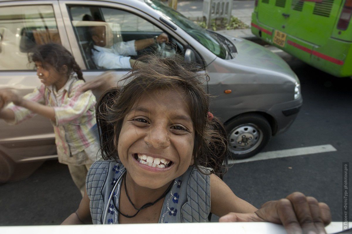 Индийская девочка в городе Дели, на Мейн Базаре. Тур по Индии.