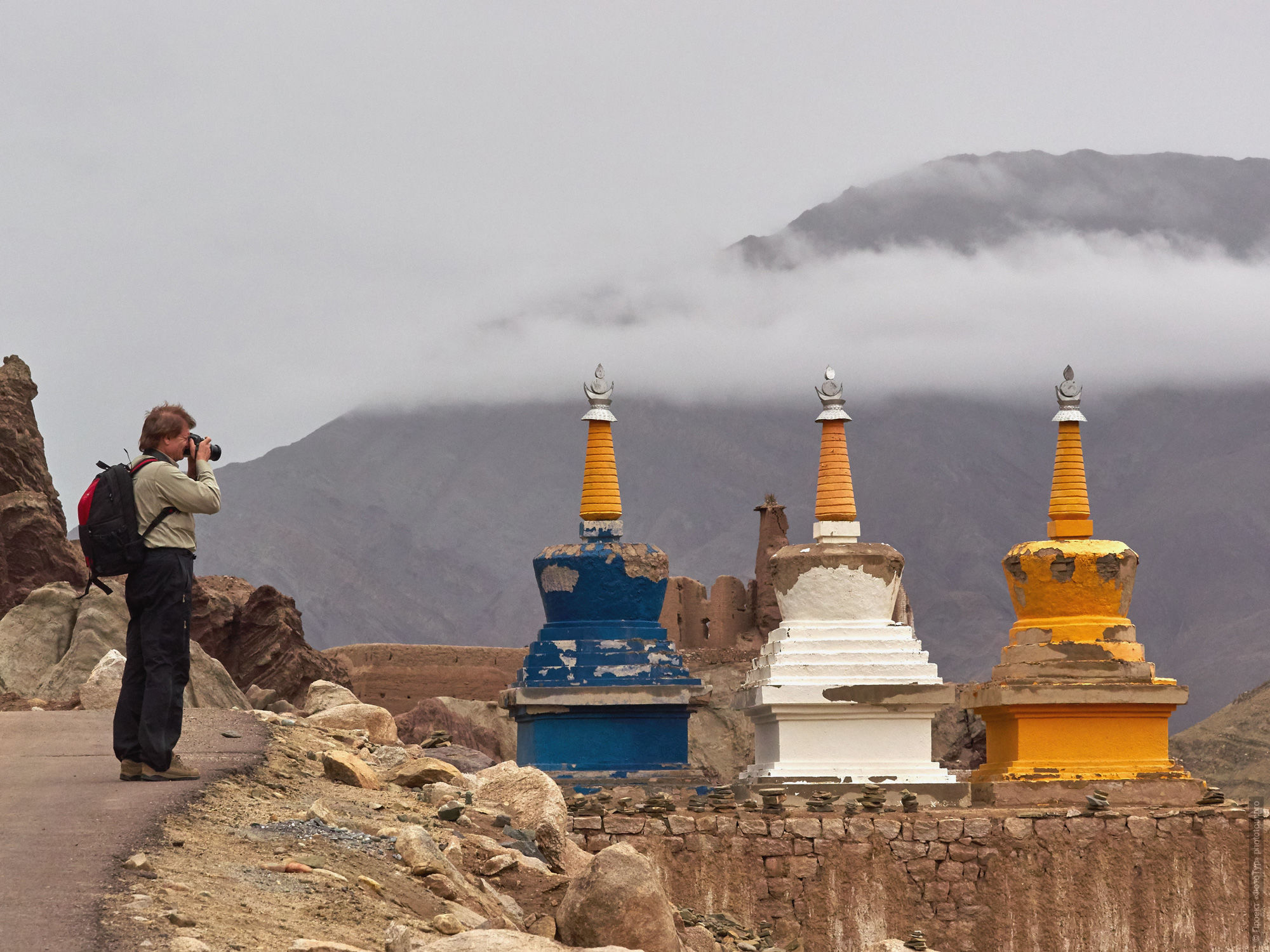 Александр фотографирует в буддийском монастыре Басго Гонпа, фототур Тибет Озерный, июль 2018 года.