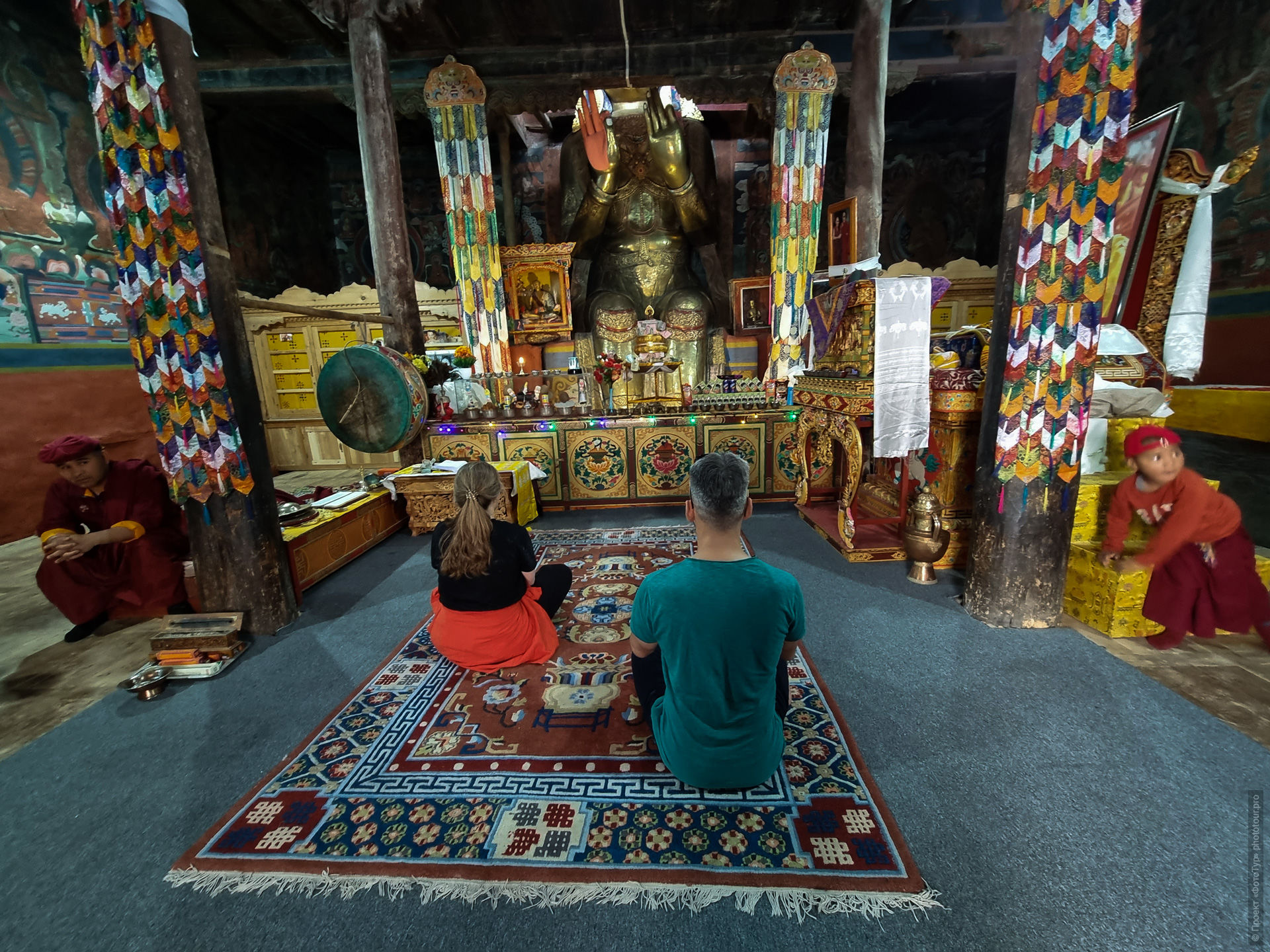 На медитации в монастыре Басго Гонпа. Йога-тур Сергея Баранова в Занскар, июль 2023 года.