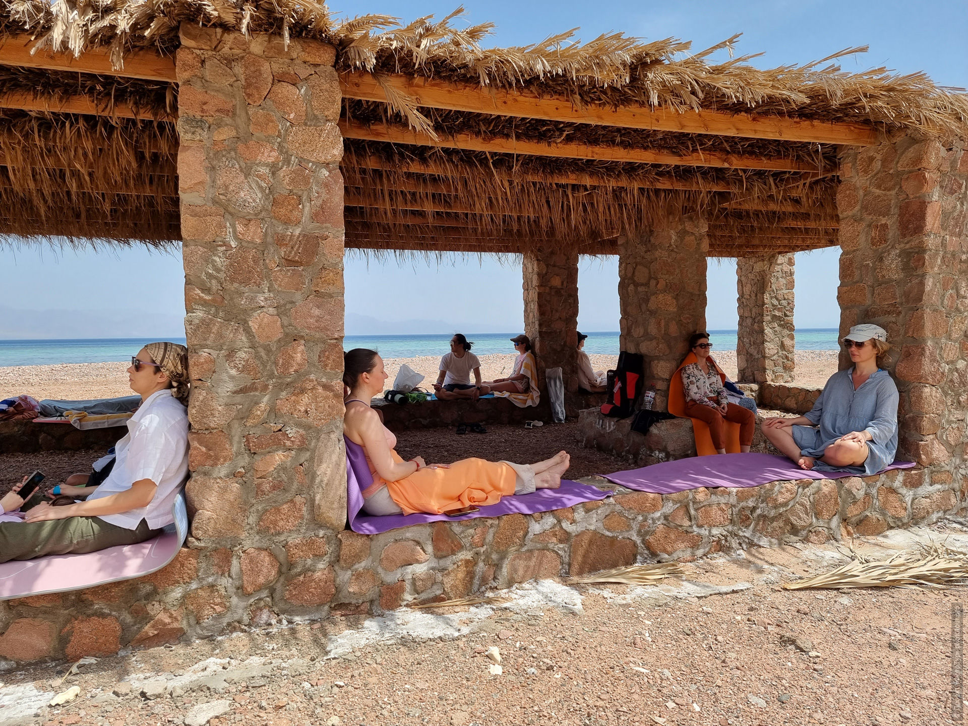Медитация на заброшенном острове Расс Абу Галум, йога тур по Синаю студии медитации Яна Тиана, Египет, апрель 2023 года.