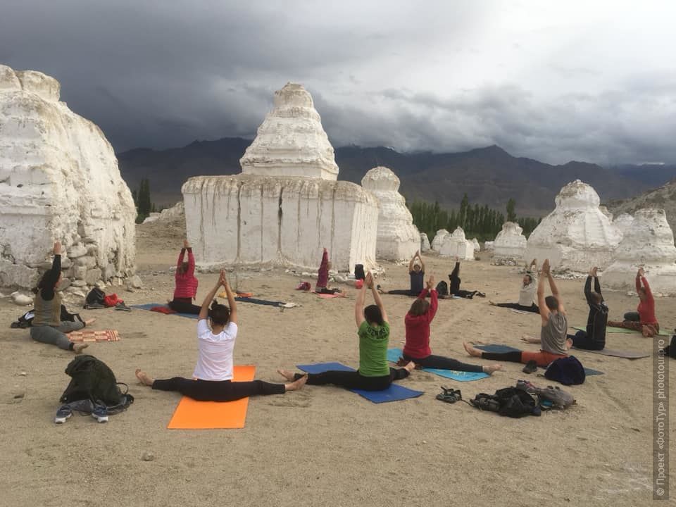 Группа Александра Таишева занимается йогой на Белых Ступах Наропы, йога-тур по Ладакху, июнь 2019 года.