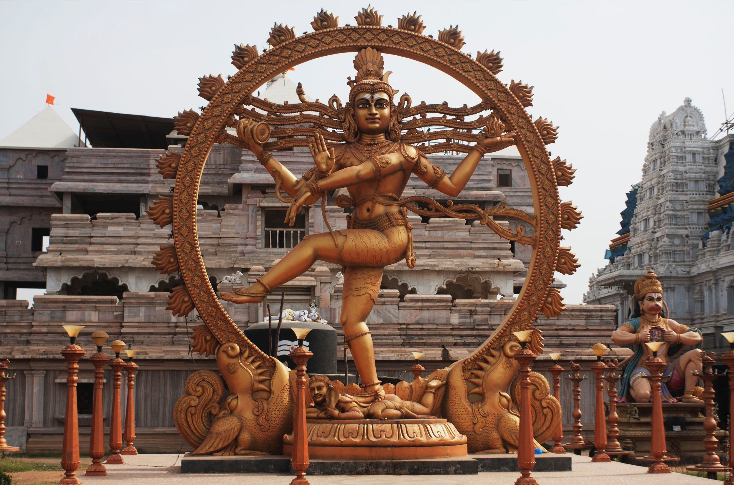 В Чидамбараме находится единственный в мире храм «Танцующего Шивы» - Шивы Натараджа. 