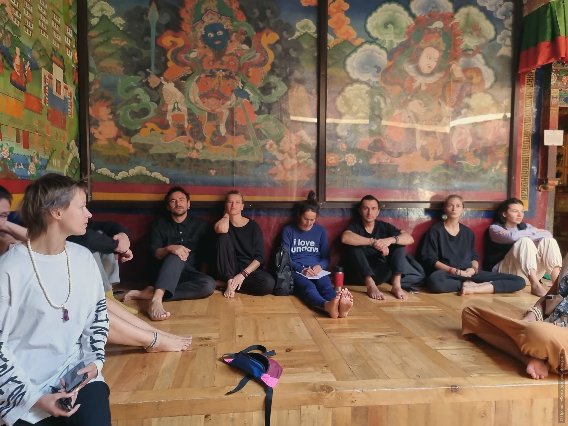 Возле фрески с Колесом Сансары, йога-тур Марины Плехановой в Ладакхе, август 2023 года.