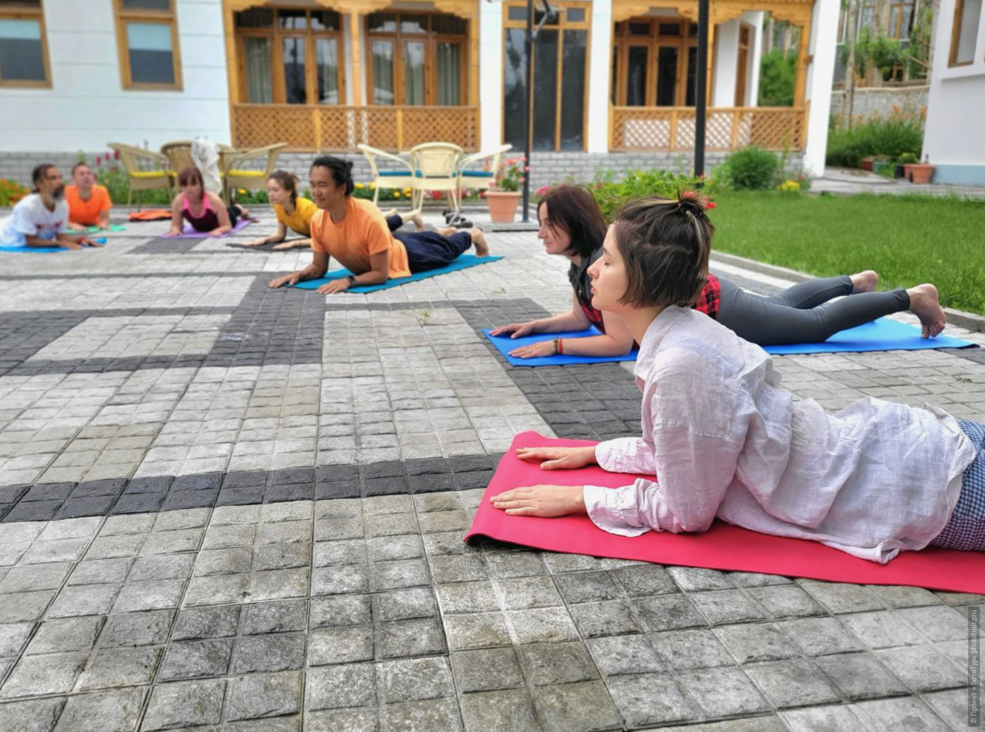 Утренняя йога практика в Лехе, йога-тур в Ладакх студии Яна Тиана, июль 2023 года.